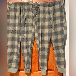 Men’s small lounge pants Old Navy all 4 pairs $15
Non smoking home 
Good shape